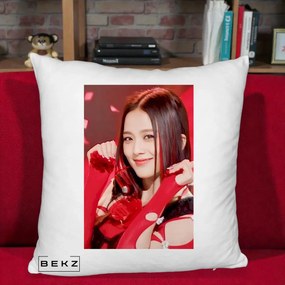 Perna Personalizata K-pop BLACKPINK Jisoo Rosu, 40x40 cm, Alb Pufos, Husa Detasabila, Perna Inclusa, BEKZ®