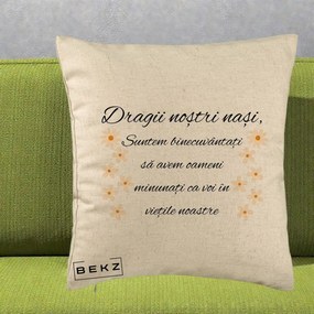 Cadou pentru Nasi - Perna Personalizata Dragii Nostri Nasi Suntem Binecuvantati cu Floricele, 40x40 cm, Bej, Husa Detasabila, Perna Inclusa, BEKZ®