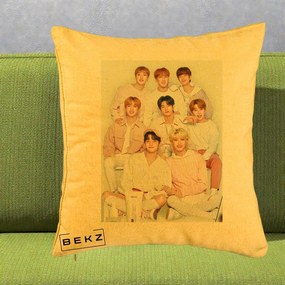 Perna Personalizata K-pop Stray Kids Foto Grup Pastel Roz-Alb cu 8 Membrii, 40x40 cm, Galben, Husa Detasabila, Perna Inclusa, BEKZ®