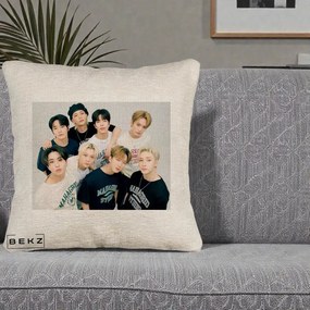 Perna Personalizata K-pop Stray Kids Foto Grup Text, 40x40 cm, Bej Canapea, Husa Detasabila, Perna Inclusa, BEKZ®