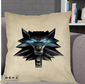 Perna Decorativa The Witcher Wolf Head, 40x40 cm, Crem, Husa Detasabila, Perna Inclusa, BEKZ®