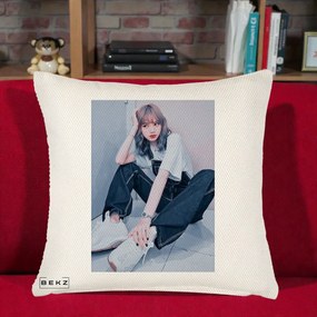 Perna Personalizata K-pop BLACKPINK Lisa, 40x40 cm, Crem Reliefat, Husa Detasabila, Perna Inclusa, BEKZ®