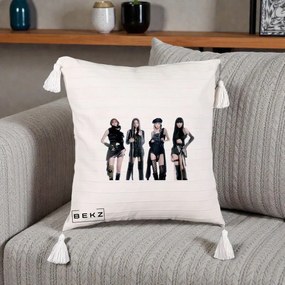 Perna Personalizata K-pop BLACKPINK Tinute Negre Elegante Grup, 40x40 cm, Bej cu Franjuri, Husa Detasabila, Perna Inclusa, BEKZ®