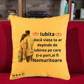Cadou pentru Iubita - Perna Personalizata Iubita Nemuritoare cu Cuplu Acuarela Roz si Inimi, 40x40 cm, Galben, Husa Detasabila, Perna Inclusa, BEKZ®
