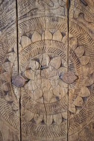 Ușă decorativă din lemn vechi reciclat sculptat manual, "Grimaud"