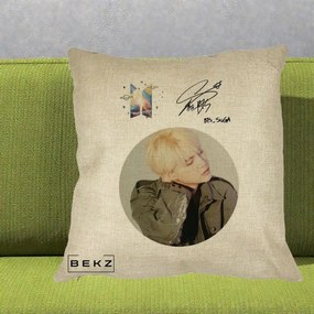 Perna Personalizata K-pop BTS Suga Portret cu Autograf, 40x40 cm, Crem, Husa Detasabila, Perna Inclusa, BEKZ®