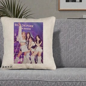 Perna Personalizata K-pop BLACKPINK The Show Concert cu 4 Membre pe Scena, 40x40 cm, Bej Canapea, Husa Detasabila, Perna Inclusa, BEKZ®