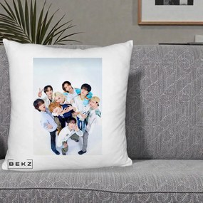 Perna Personalizata K-pop Stray Kids Foto Grup Bleu, 40x40 cm, Alb Pufos, Husa Detasabila, Perna Inclusa, BEKZ®