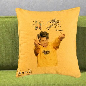 Perna Personalizata K-pop BTS RM Namjoon Hanorac Galben Autograf, 40x40 cm, Galben, Husa Detasabila, Perna Inclusa, BEKZ®