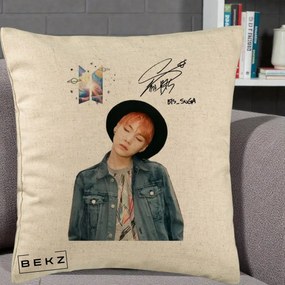 Perna Personalizata K-pop BTS Suga par Portocaliu Palarie Autograf, 40x40 cm, Bej, Husa Detasabila, Perna Inclusa, BEKZ®