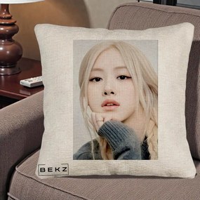 Perna Personalizata K-pop BLACKPINK Rose cu Jucarie de Plus, 40x40 cm, Bej Canapea, Husa Detasabila, Perna Inclusa, BEKZ®