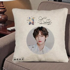 Perna Personalizata K-pop BTS V Taehyung Portret Cerc Autograf, 40x40 cm, Bej Canapea, Husa Detasabila, Perna Inclusa, BEKZ®