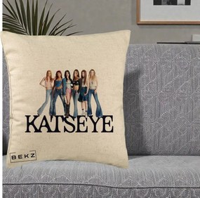 Perna Personalizata K-pop KATSEYE Foto Grup Blugi, 40x40 cm, Bej, Husa Detasabila, Perna Inclusa, BEKZ®