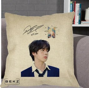Perna Personalizata K-pop BTS Jin Portret Tinuta Albastra Autograf, 40x40 cm, Crem, Husa Detasabila, Perna Inclusa, BEKZ®