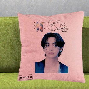 Perna Personalizata K-pop BTS V Taehyung Portret cu Autograf, 40x40 cm, Roz, Husa Detasabila, Perna Inclusa, BEKZ®