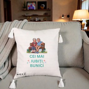 Cadou pentru Bunici - Perna Personalizata Cei Mai Iubiti Bunici Cuplu pe Banca Ilustratie, 40x40 cm, Bej cu Franjuri, Husa Detasabila, Perna Inclusa, BEKZ®