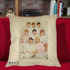 Perna Personalizata K-pop Stray Kids Foto Grup Pastel Roz-Alb cu 8 Membrii, 40x40 cm, Crem, Husa Detasabila, Perna Inclusa, BEKZ®