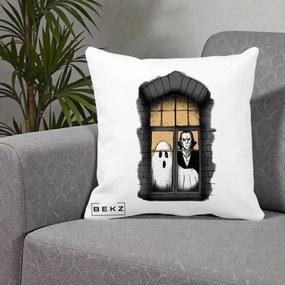 Perna Decorativa Halloween Fantoma si Dracula la Fereastra, 40x40 cm, Alba Mata, Husa Detasabila, Perna Inclusa, BEKZ®