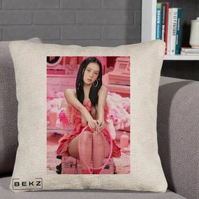 Perna Personalizata K-pop BLACKPINK Jisoo Pink Room, 40x40 cm, Bej Canapea, Husa Detasabila, Perna Inclusa, BEKZ®