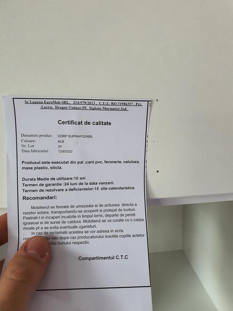 Calitate slaba, îmbinări imperfecte am încercat cât am putut sa trag de ele, găurile pentru suruburi nu sunt bine date. Puncte de culoare neagra în pal alb, nu se curăță cu nimic