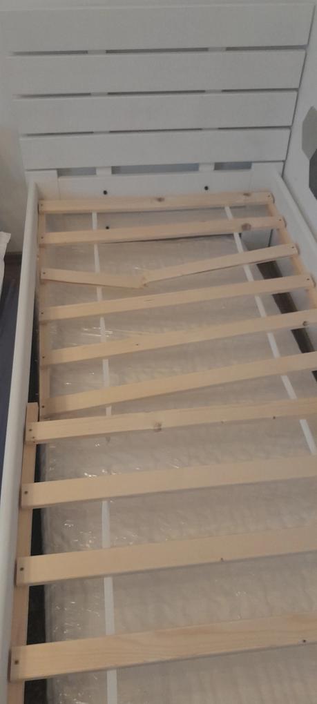 Dezamăgit. Au utilizat cuie la imbinari unde ar fi trebuit sa fie holzsuruburi și adeziv pentru rezistenta. Sipca de la asa zisa somiera s-a rupt după o săptămână, deoarece aproape toate au zone cu noduri.
