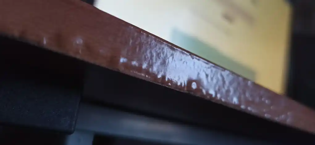 Suporturile de metal cu sina care se ataseaza la masuta de tastatura au avut o gaura necentrata fortandu-ma sa improvizez si sa dau gaura in metal cu bormasina ca sa pot sa o print cu surubul. Suporturile de metal din spate se monteaza cu surub dar nu a fost lasat loc pt a manevra o surubelinta datorita unor bare de metal facand montarea aproape imposibila fara unelte speciale ce nu se gasesc in orice trusa de scule. Pe marginea plafonului exista o banda care mascheaza lemnul din spate dar aceasta banda a fost lipita cu bule de aer inauntru si ma astept in scurt timp sa inceapa sa se dezlipeasca.