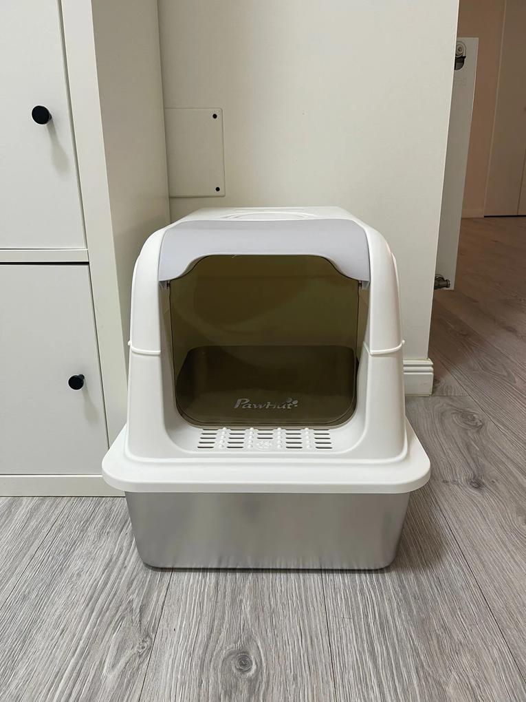 Litiera spatioasa pentru un motan de aproape 7 kg. Se curata usor. Nu miroase datorita filtrului