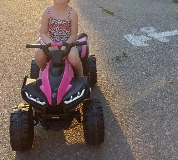 Fiica mea la iubit din prima clipa.usor de asamblat.nu este foarte greu il urc si cobor in fiecare zi de la etajul 2