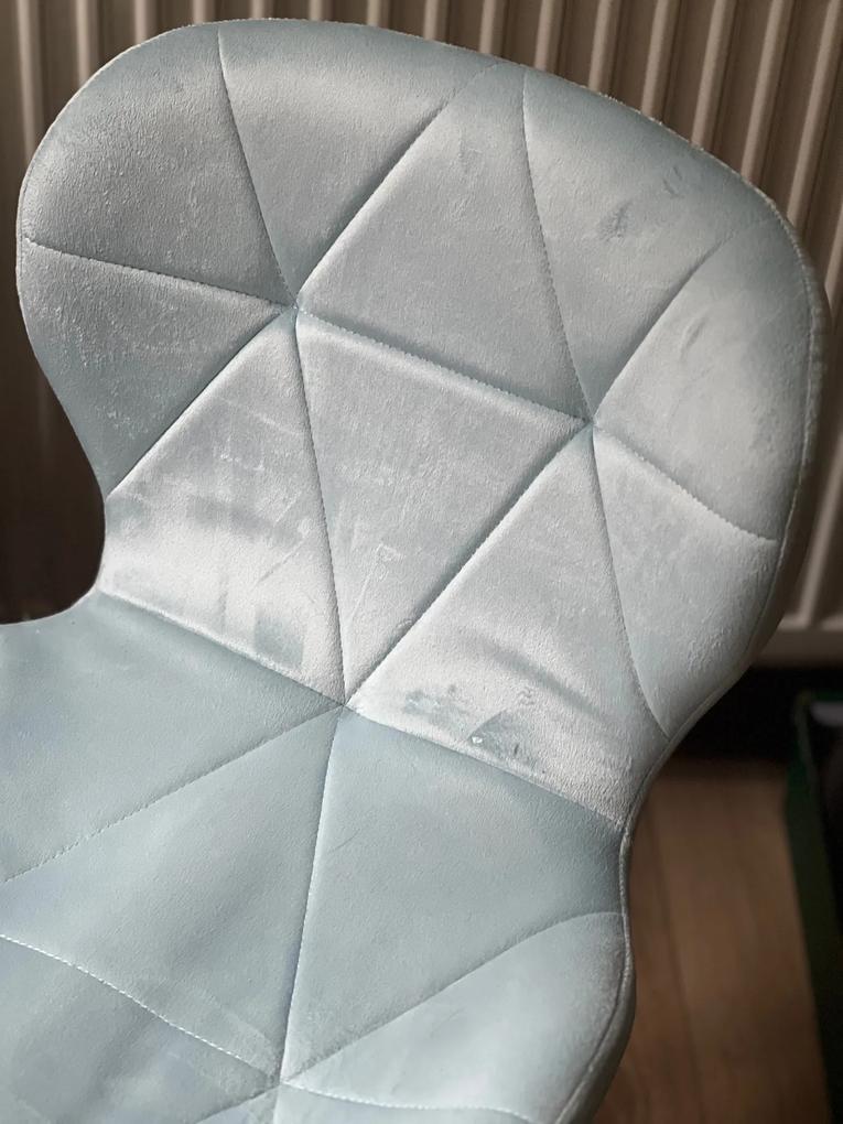 Scaunul este superb si confortabil, iar materialul are o textura foarte placuta si de calitate. A fost usor de asamblat, chiar si fara instructiuni. Serviciul clienti a fost si el fara cusur :)