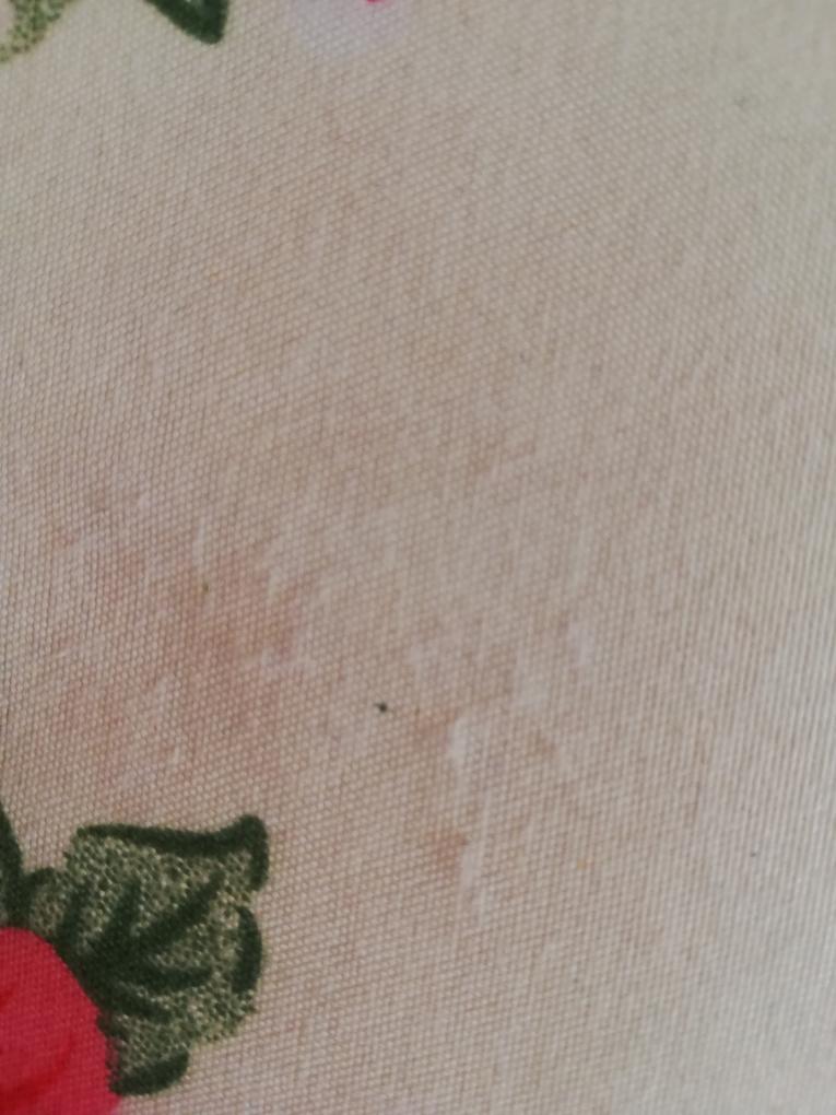 Total dezamagitor. Produsul contine poliester, l-am primit scamosat si este un material extrem de prost care se electrizeaza la orice atingere. Singurul plus ar fi acela ca arata exact ca in poza. Am trimis un mail in care mi-am permis sa afirm ca sunteti nerusinati pt ca mintiti clientii prezentand produsul ca fiind 100% din bumbac si in loc sa va cereti scuze si sa corectati aceasta informatie, m-ati apostrofat ca folosesc un limbaj indecent. Livrarea a fost greoaie, amanata de pe o zi pe alta si nu s-a respectat ora convenita (motivand ca au nu stiu ce probleme cu aplicatiile). In concluzie, NU RECOMAND!!!!!

