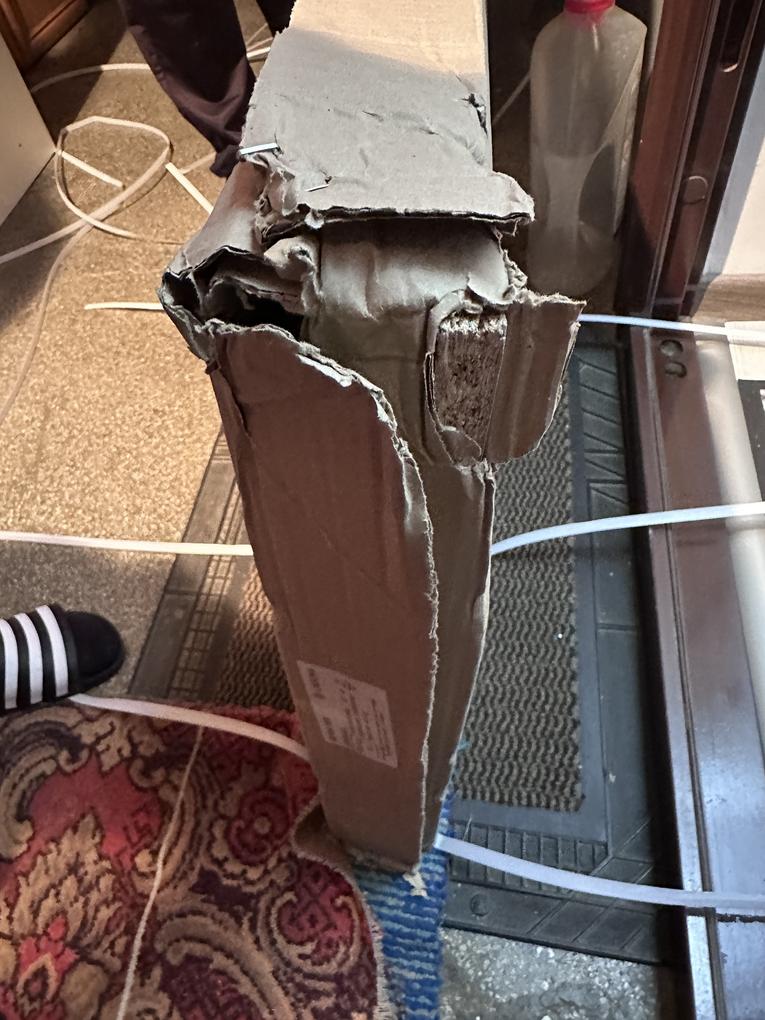 Buna ziua, asa mi-a ajuns coletul, asa am primit mobila, rupta ! Superba, asteptati sa mai comand de la voi!