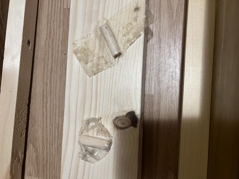 Nu pot sa dau nici măcar o stea, poate doar cu minus! Am primit patul, care oricum nu e ce am crezut, fără elementele de asamblare, adică fără șuruburi. Câteva scânduri la care nu am putut decât sa ma uit cu dezolare. Ceea ce se vede in poza este tot ce am primit pentru asamblarea patului.