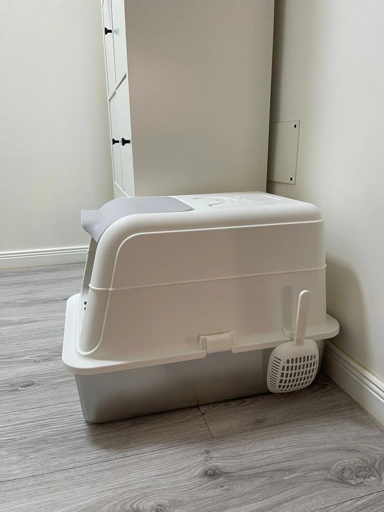 Litiera spatioasa pentru un motan de aproape 7 kg. Se curata usor. Nu miroase datorita filtrului