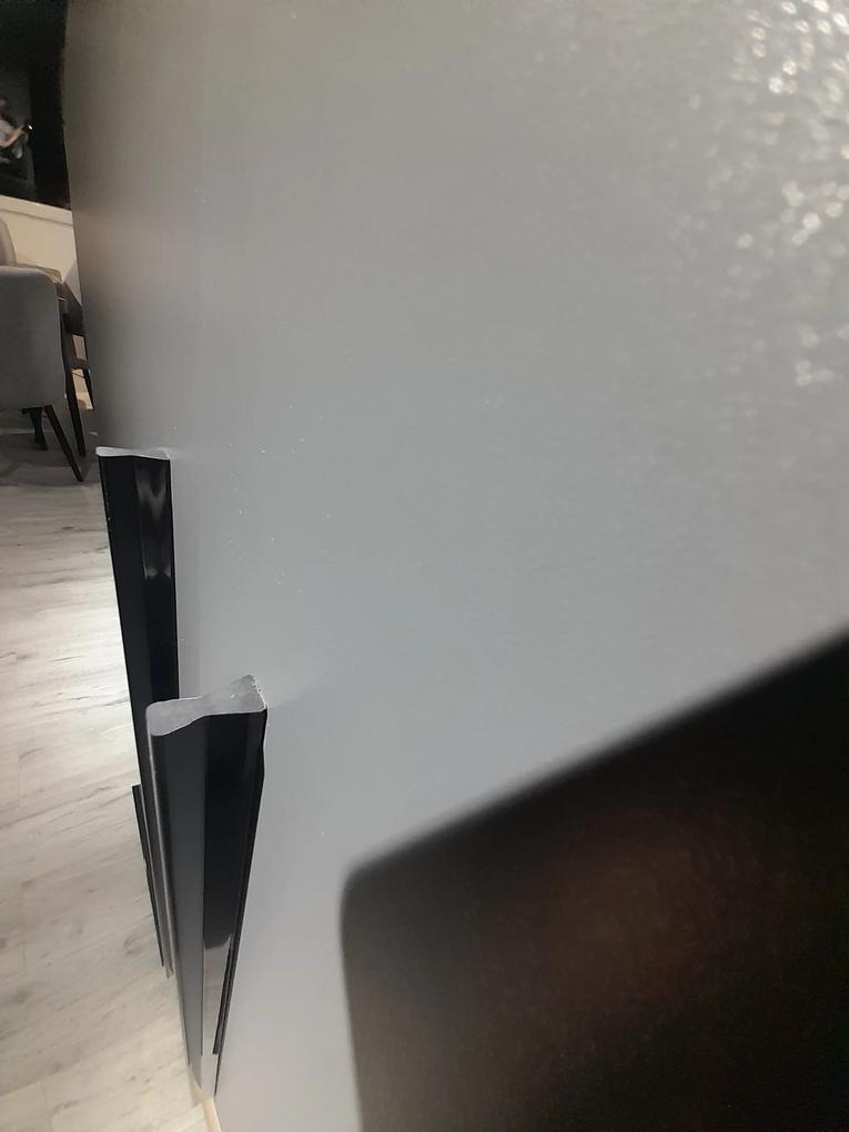 Ma asteptam sa fie negru lucios si sus nu gri mat, la fel si la mobila de bucatarie, plus de asta la voi pe site este prezentata  la fel ca , a doua poza cu plinta întreaga pe partea de jos nu bucati separate pentru fiecare corp si eventuale picioare reglabile , care nu leam primit in colet. Iar in a treia poza este mobila mea dupa montaj fara plinta se vede toate imbinarile de la corpuri plus de asta am cumparat eu separat picioare.