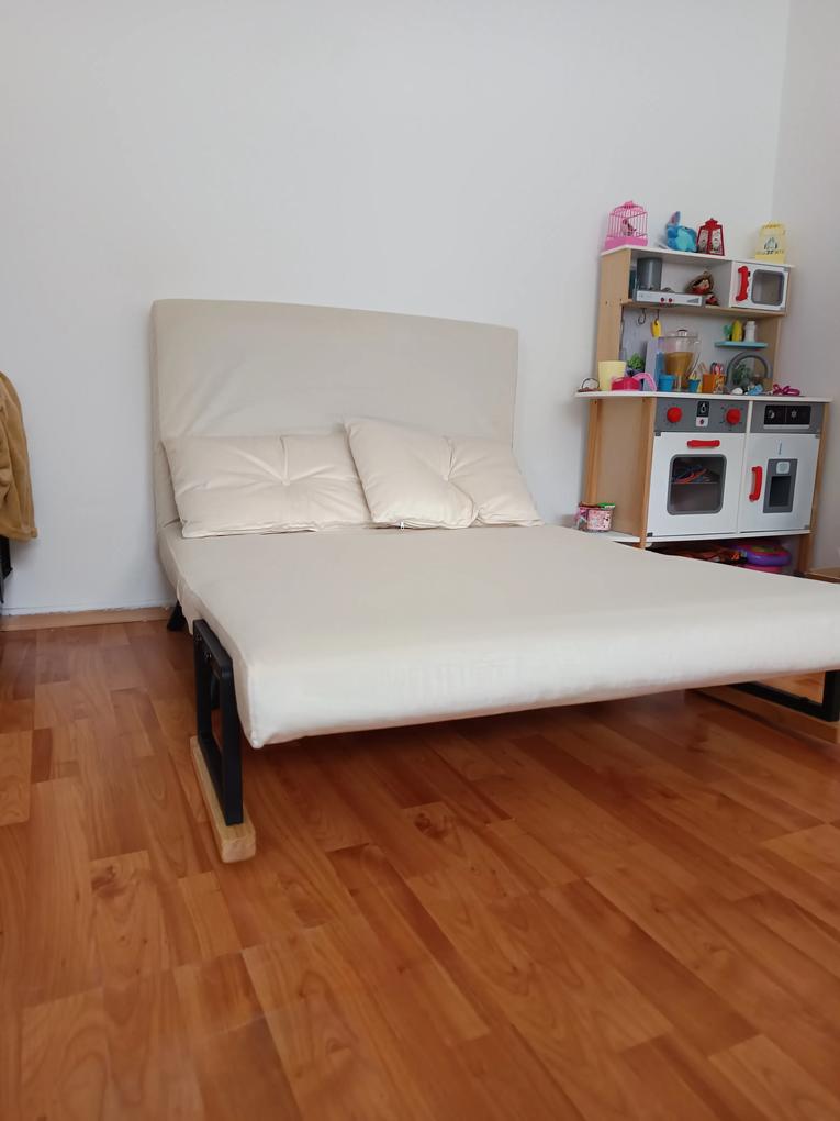 Foarte ușor de montat doar 4 picioare și 2 mânere. 
Iar când am comandat canapeaua nu am realizat că am și 2 perne. 😅