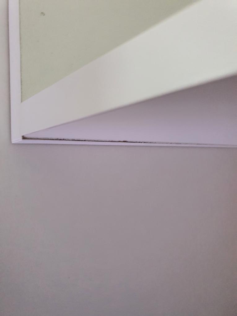 Calitate slaba, îmbinări imperfecte am încercat cât am putut sa trag de ele, găurile pentru suruburi nu sunt bine date. Puncte de culoare neagra în pal alb, nu se curăță cu nimic