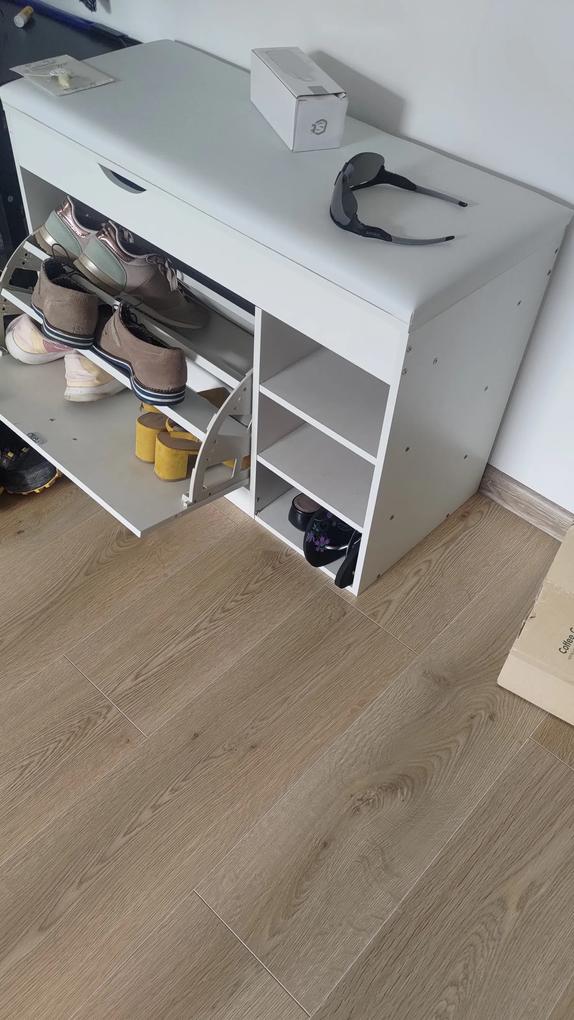 Material de calitate scazută. La un nivel numai o singură pereche de pantofi de mărime 42 poate fi așezate. Pe lateral șuruburile  rămân vizibile și sunt urâte...