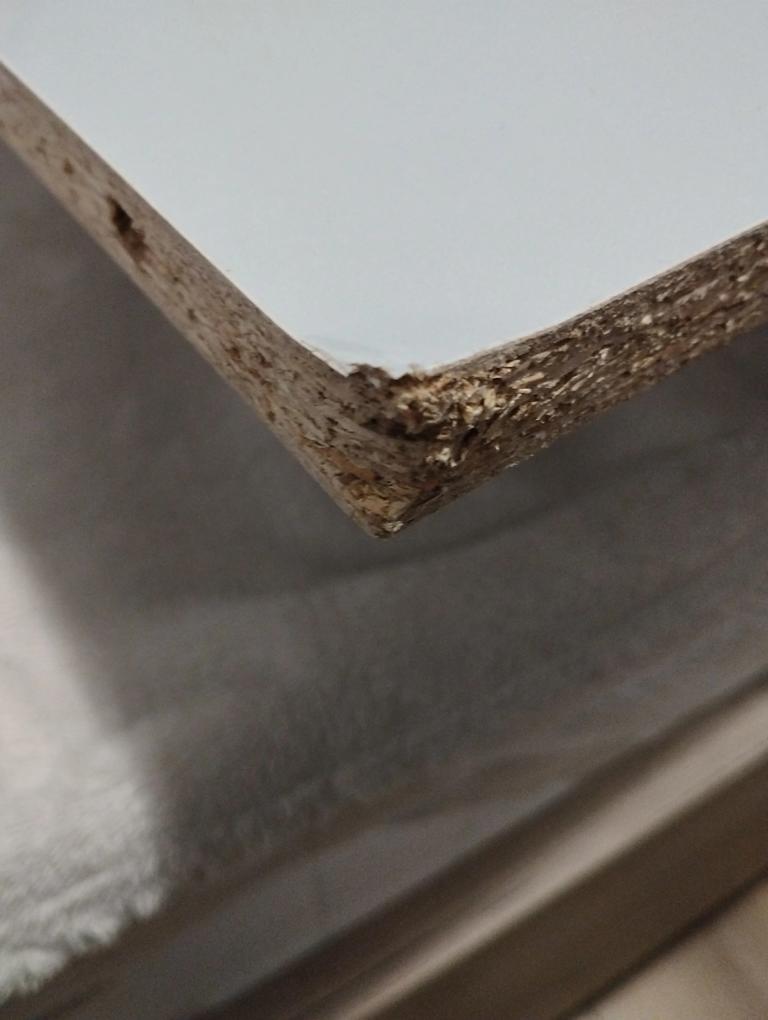 Când am primit coletul ambalajul ere intact, dar mai multe piese de la pat erau deteriorate, am trimis email cu problema dar nu am primit 