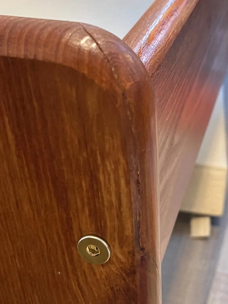 Am primit produsul cu defecte.
Tablia de la picioarele patului este crapata, se vede cum a fost lipita.
As dori inlocuirea a