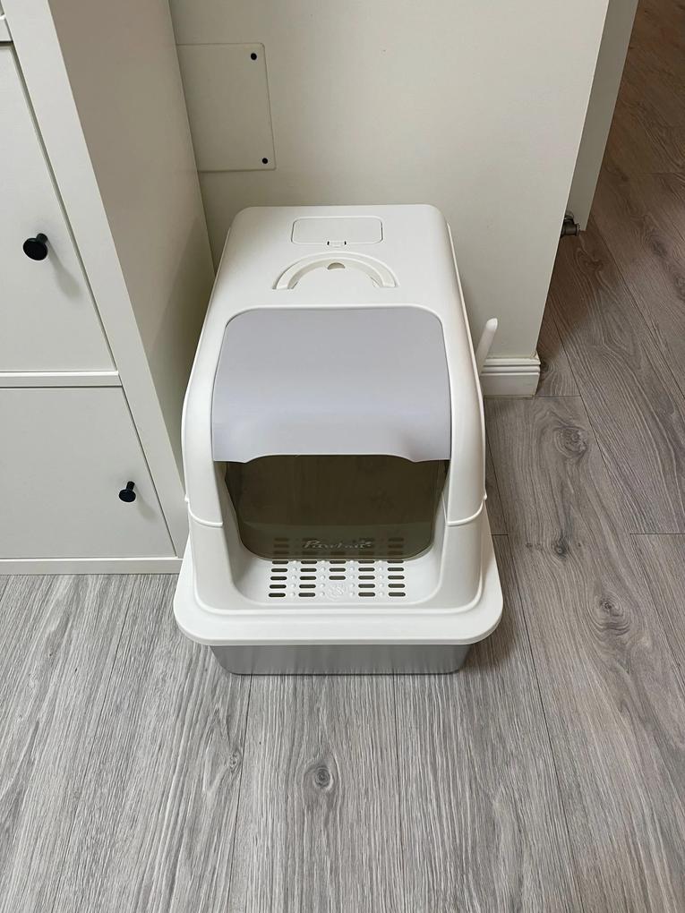 Litiera spatioasa pentru un motan de aproape 7 kg. Se curata usor. Nu miroase datorita filtrului