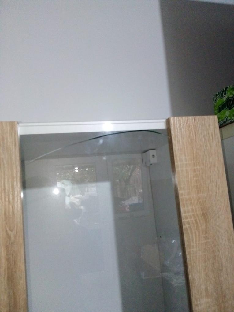 Una dintre uși a venit cu geamul spart. Sper să remediez problema cu Supermobel.