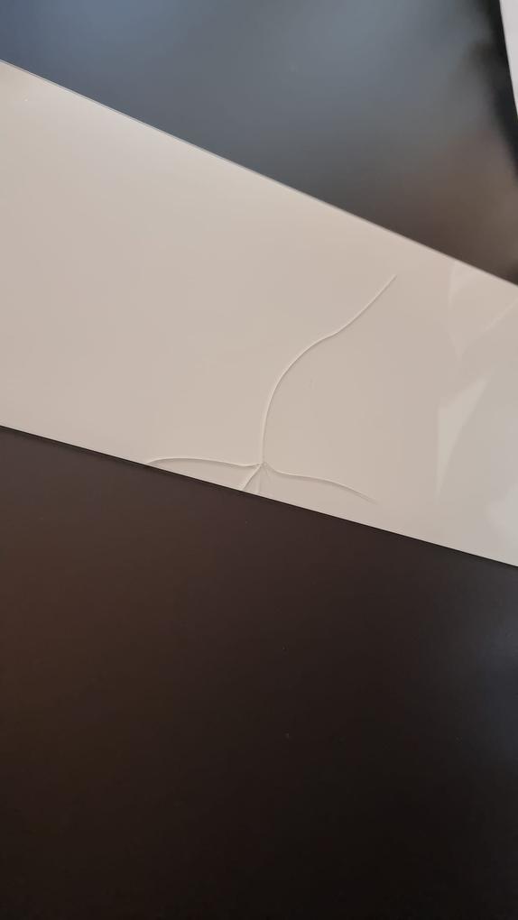 Dezamăgitor! Sticla de pe usa dulapului a ajuns spartă. De 3 zile încerc sa dau de ei. Curierul mă sună la ca ajunge la mine cu livrarea la ora 21:30….la 21:30 se livrează pachete?!?! O numerotare simpla a elementelor din pachet, ar face mult mai ușoară asamblarea…