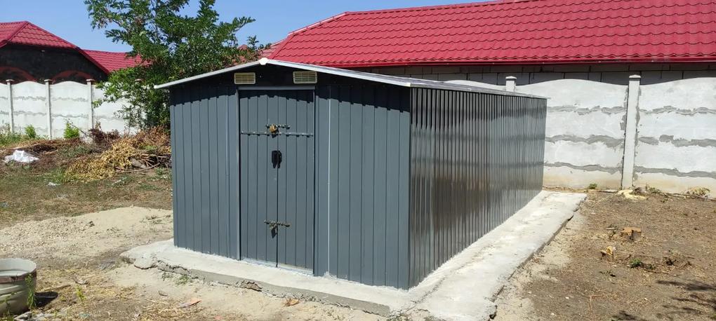 Construcția este groaznică. Găurile nu se potrivesc, tabla foarte subțire, nu are sistem de prindere la sol, unele bucăți au venit negre in timp ce am comandat gri., așa că acum, după ce e construită, arată că și cum ar fi făcută din rămășițe. Am 1,69m înălțime și nu pot sta in picioare in ea. Instrucțiunile nu au nicio treabă cu realitatea și am fost nevoiți să improvizăm inclusiv închiderea pentru că ușile nu stăteau închise. Per total, regret achiziția și nu-și merită banii.