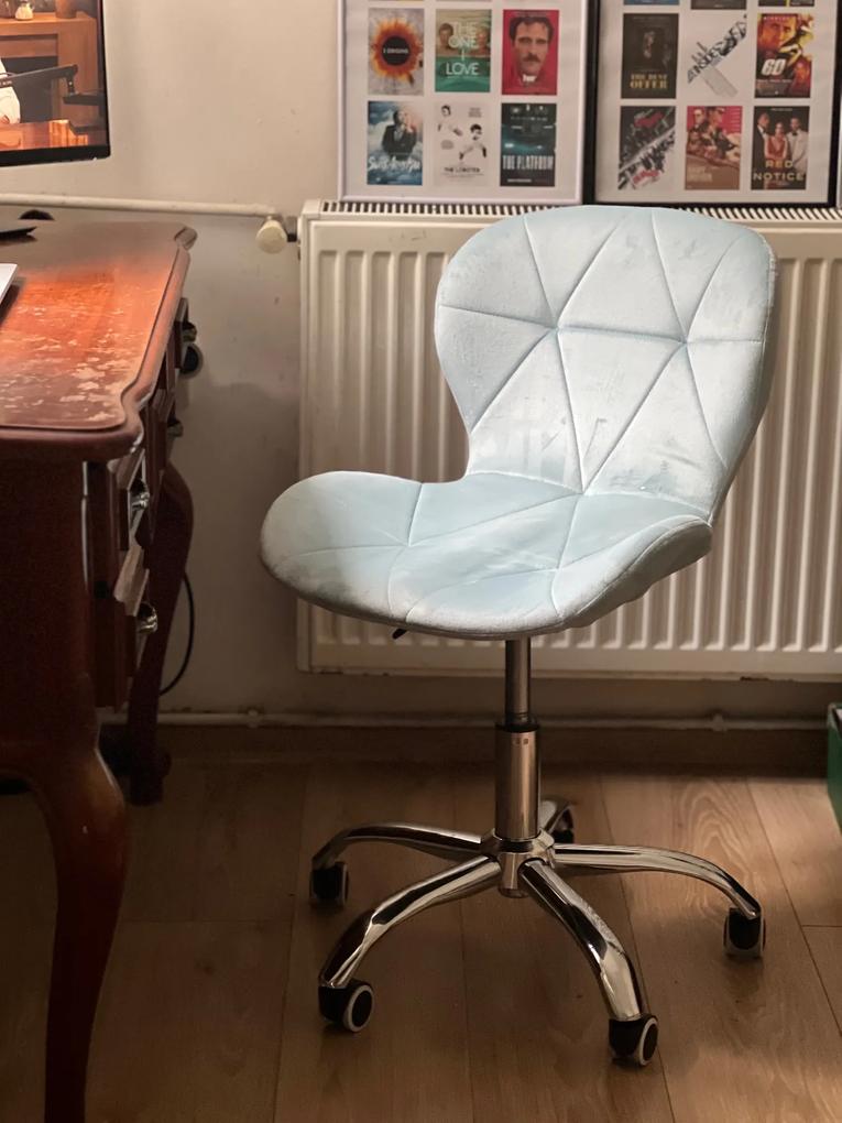 Scaunul este superb si confortabil, iar materialul are o textura foarte placuta si de calitate. A fost usor de asamblat, chiar si fara instructiuni. Serviciul clienti a fost si el fara cusur :)