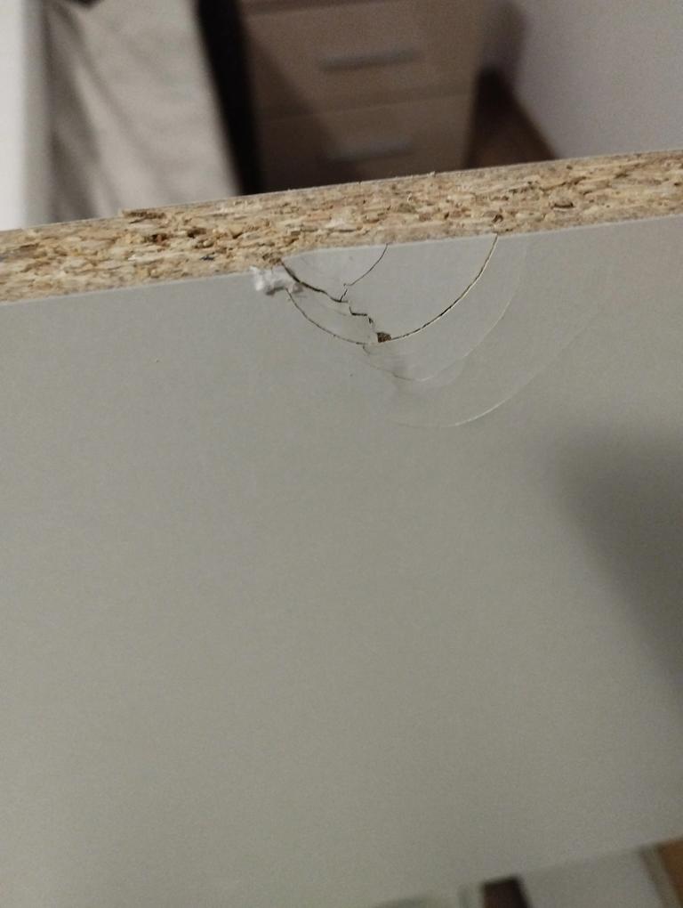 Când am primit coletul ambalajul ere intact, dar mai multe piese de la pat erau deteriorate, am trimis email cu problema dar nu am primit 