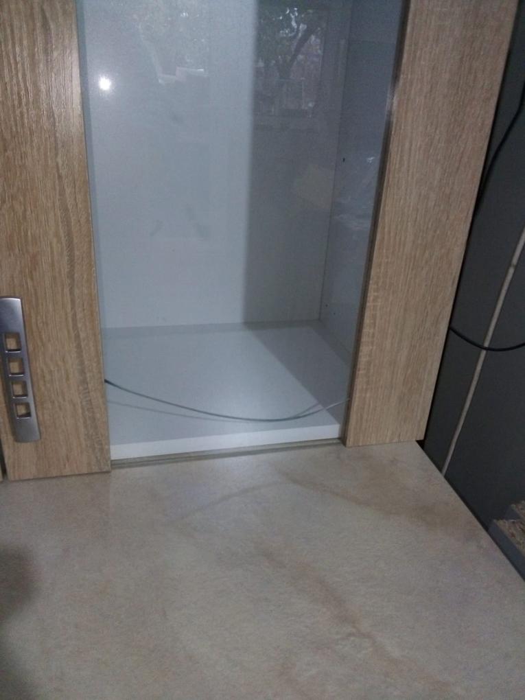 Una dintre uși a venit cu geamul spart. Sper să remediez problema cu Supermobel.