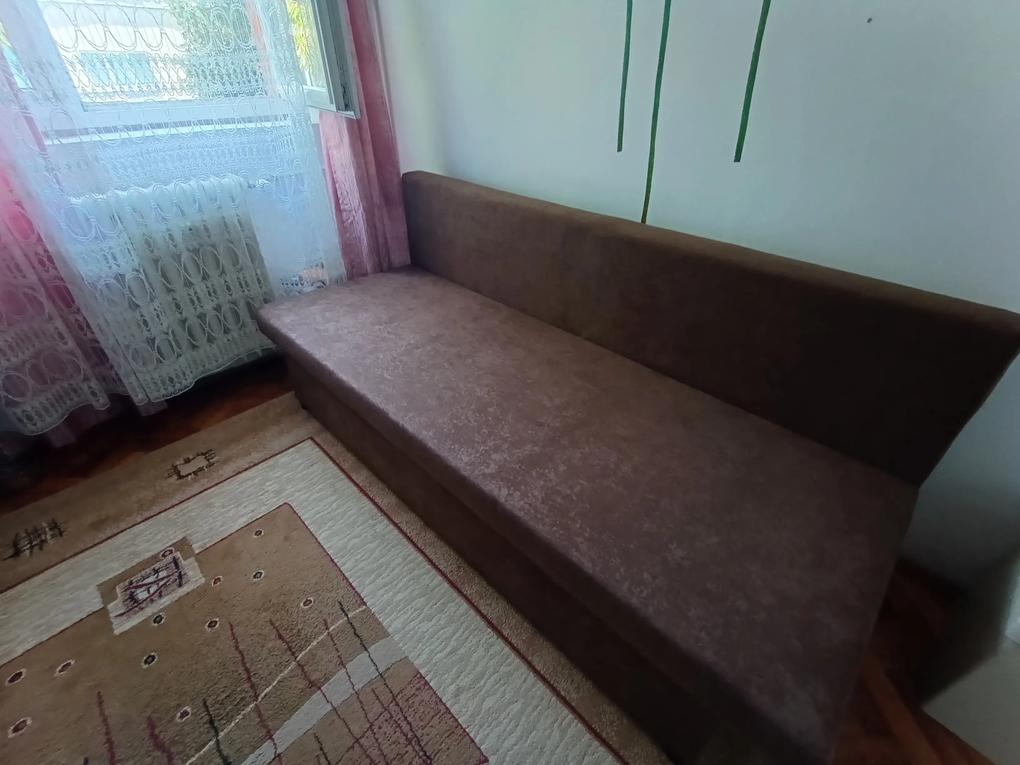 E exact ce mi-am dorit. Îmi pare rău că mi-am luat una dublu la preț cu o lună în urmă de prin alte părți și nu am bagat de seamă că e cu arcuri, iar noaptea auzi muzica arcurilor în loc să poți dormi. Aceasta în schimb, deja mi-a schimbat viața. De două nopți dorm altfel și își merită toți banii cu vârf și îndesat! Sincer îmi pare rău că nu am în ambele camere canapea de genul acesta. 