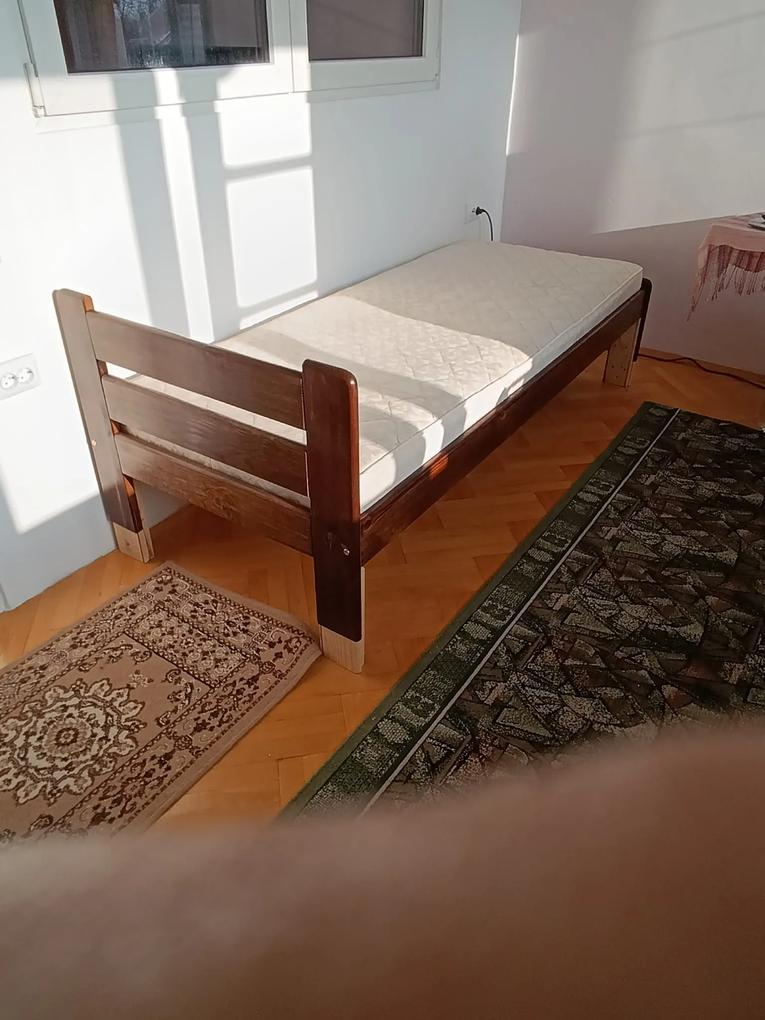 Sertarele noptierei nu sunt vopsite complet .
