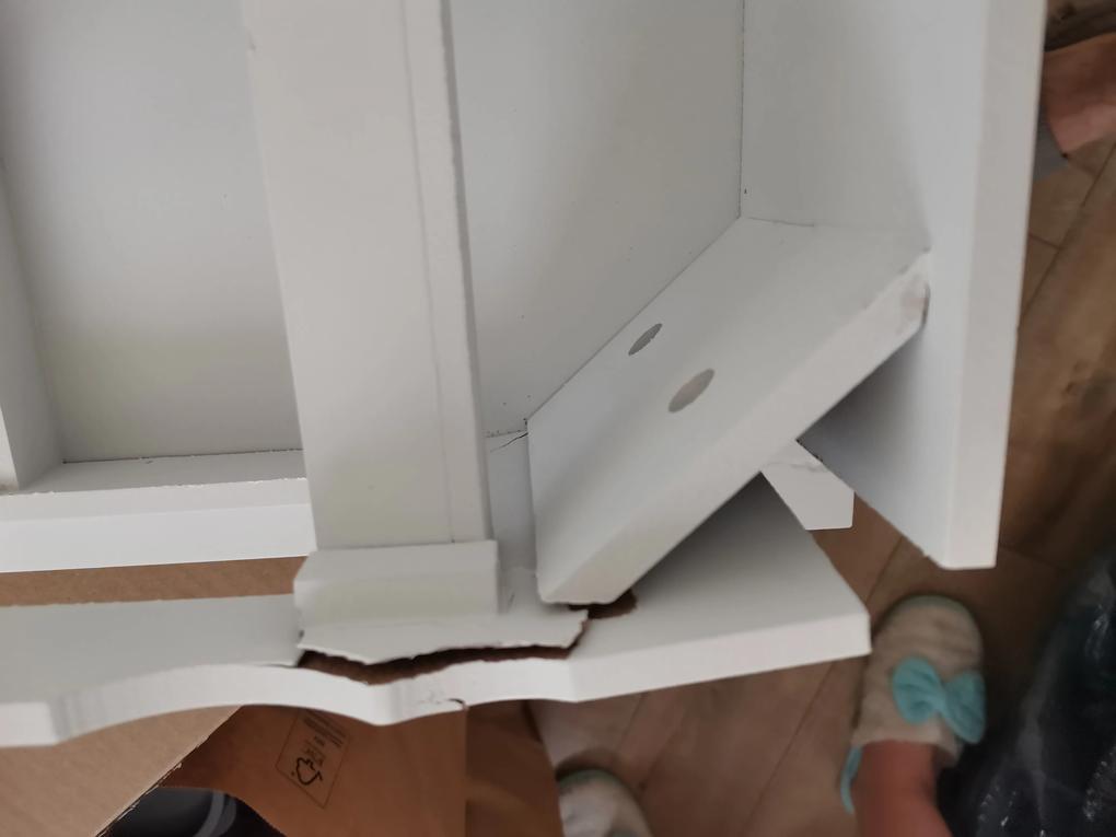 Masa este ruptă intr-un colț si o face imposibil de montat. Calitatea materialelor folosite foarte slabă. Pagina nu are numar de telefon afișat iar pe adresa de mail nu raspunde nimeni. As vrea sa fac retur si nu am posibilitatea. Nu recomand! 
