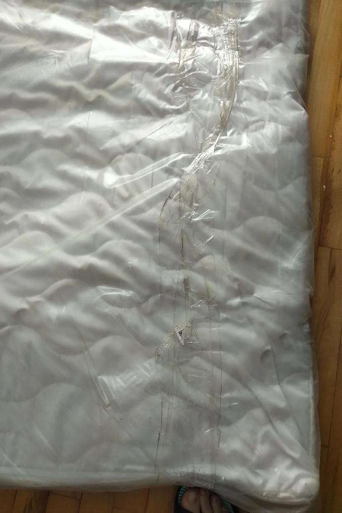 In cea de-a doua fotografie vedeti cum arata mai multe servetele umede cu care am incercat sa sterg, intr-o prima faza, ambalajul de plastic. 